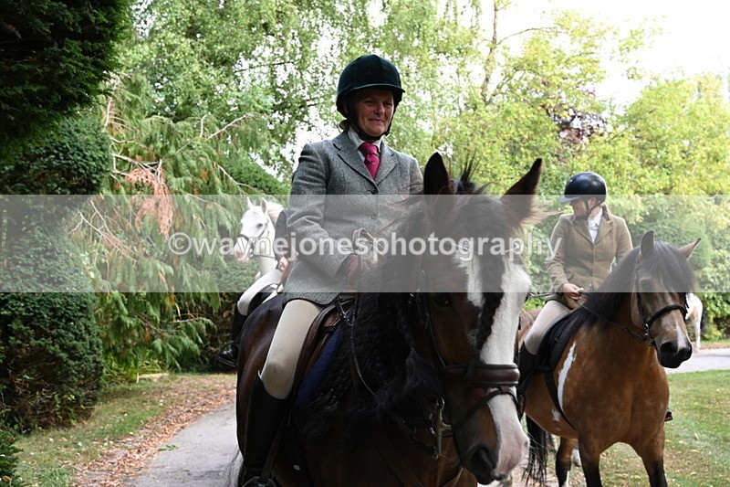 WJ6_4011 - Berks & Bucks - The Old farmhouse - Hound Exercise 20-08-25