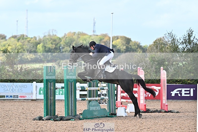 261014-131052-00586 - Cls  05 Snr Newcomers & 1.10m Open
