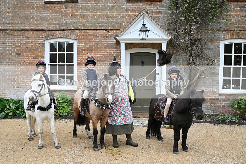 WJ7_6801 - Berks & Bucks - Children's Meet - The Old Farmhouse – Steventon.