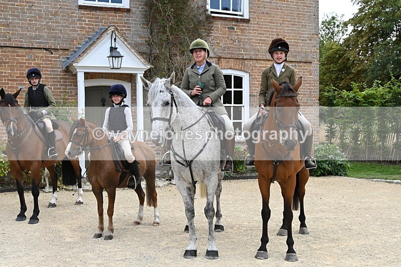 WJ6_3665 - Berks & Bucks - The Old farmhouse - Hound Exercise 20-08-25