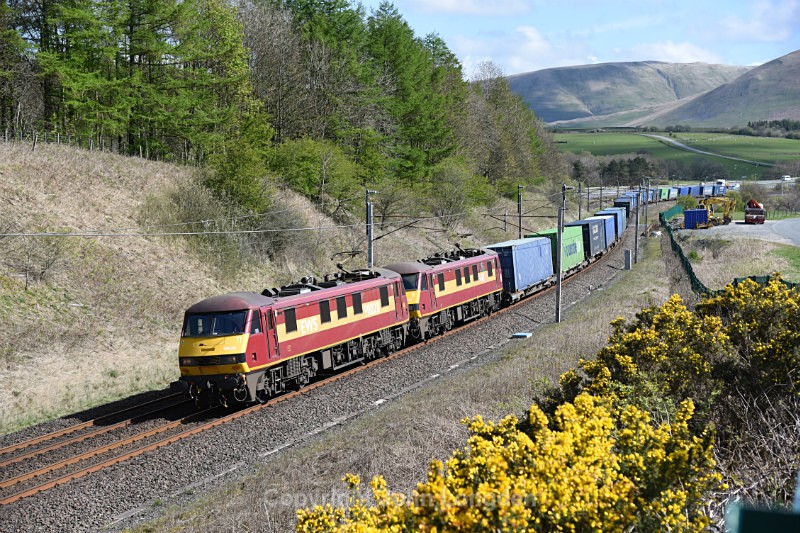 JL - 26.4.17 90028 90037 4M25 Coatbridge - Daventry, Beckfoot - West Coast Main Line (north to south)