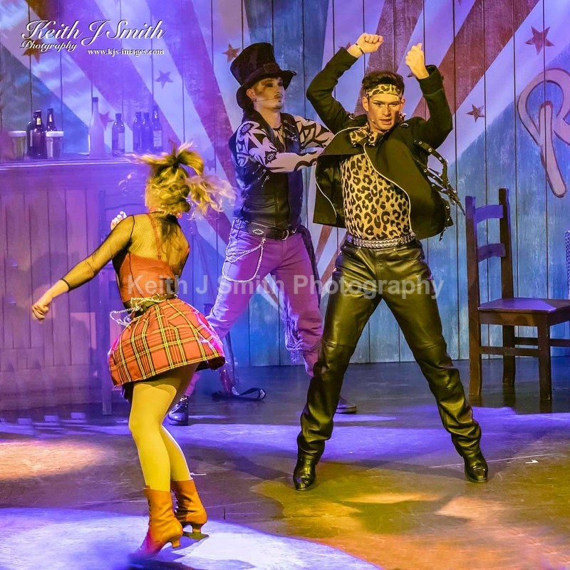 7KJS0056 - Ambition show team