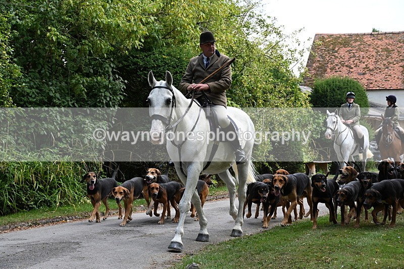 WJ6_3937 - Berks & Bucks - The Old farmhouse - Hound Exercise 20-08-25