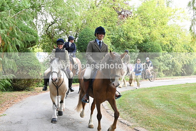 WJ6_4047 - Berks & Bucks - The Old farmhouse - Hound Exercise 20-08-25