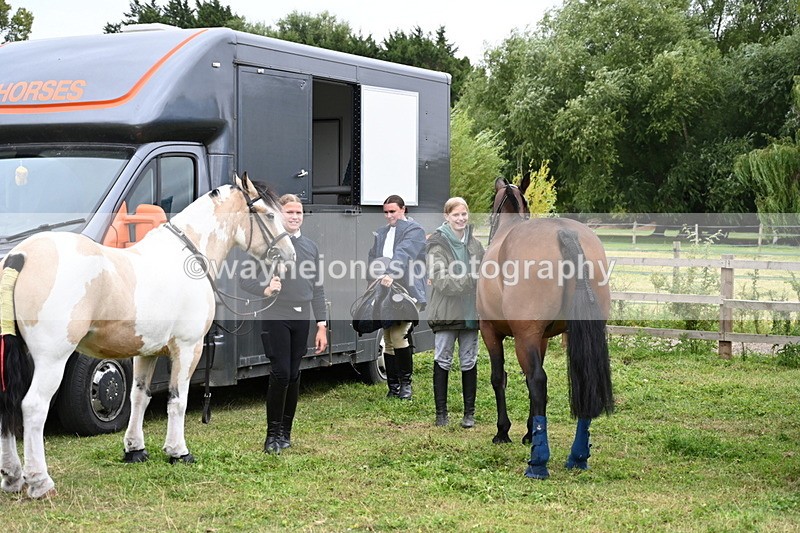WJ6_2824 - Berks & Bucks - The Old farmhouse - Hound Exercise 20-08-25