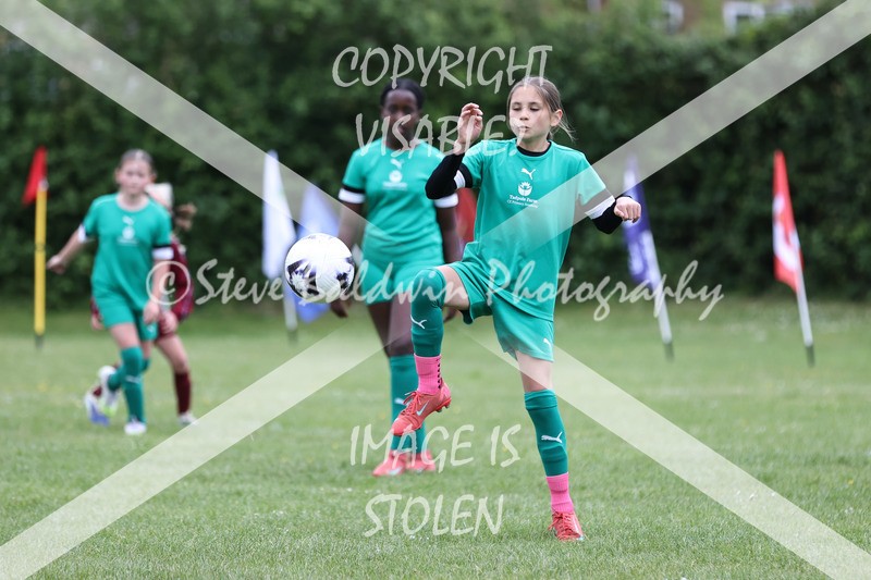 1DX32285 - Covingham Park V Tadpole Farm