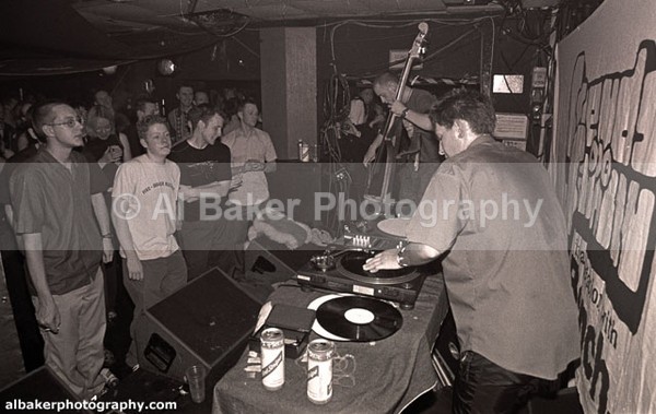 25 fingathing - Friends & Family @ the-roadhouse 18.11.00