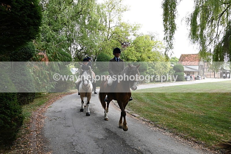 WJ6_4049 - Berks & Bucks - The Old farmhouse - Hound Exercise 20-08-25