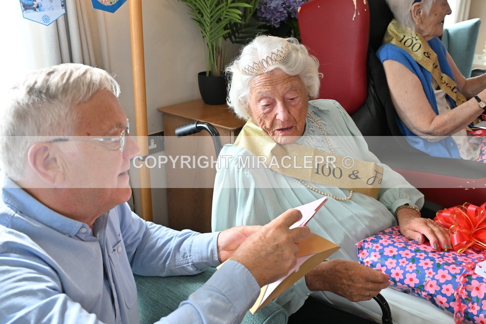 AM3_1398 - Iris and Betty.