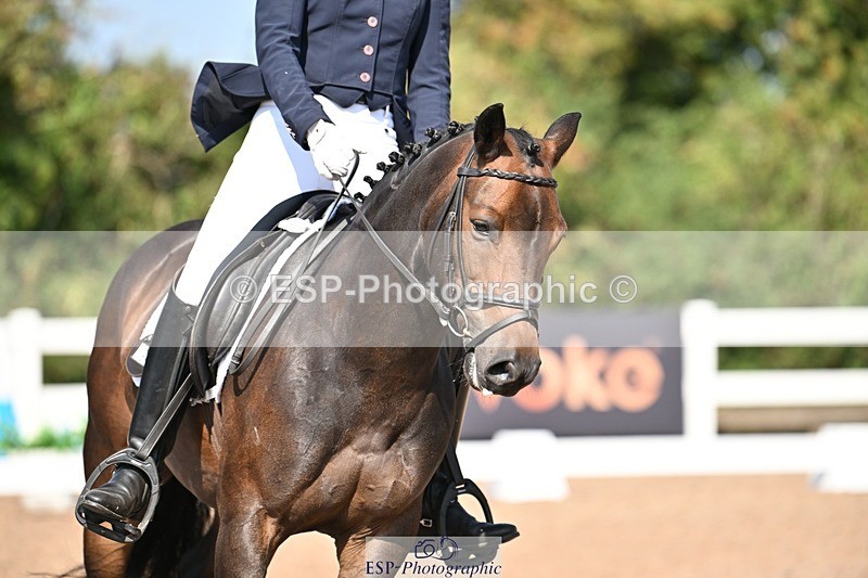 250816-110020-03265 - 090-Sarah.GoddardSaris.Fingers.Crossed