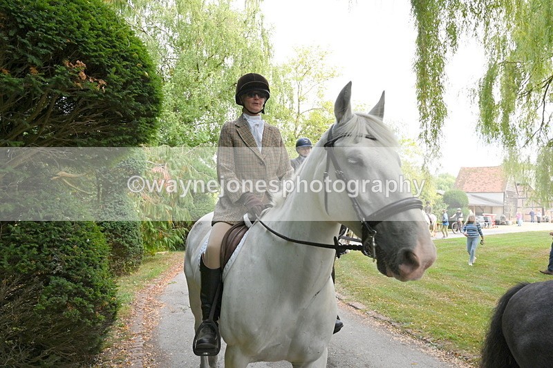 WJ6_4027 - Berks & Bucks - The Old farmhouse - Hound Exercise 20-08-25