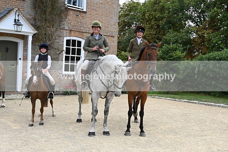 WJ6_3710 - Berks & Bucks - The Old farmhouse - Hound Exercise 20-08-25