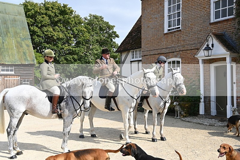WJ6_3257 - Berks & Bucks - The Old farmhouse - Hound Exercise 20-08-25