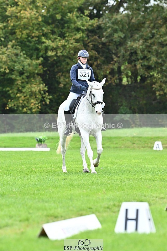 241024-120006-02578 - 321-Hannah.Underhill-DONBEG.GREY