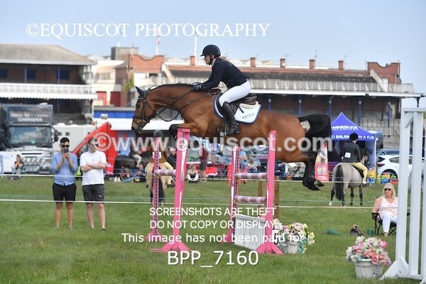 BPP_7160 - CLASS 3 Andrew Hamilton Coach, RHS Foxhunter Championship Qualifier