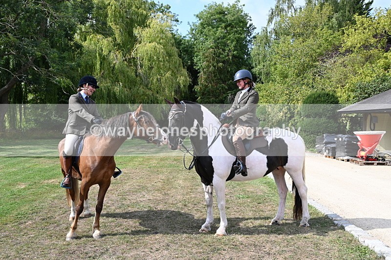 WJ6_3206 - Berks & Bucks - The Old farmhouse - Hound Exercise 20-08-25
