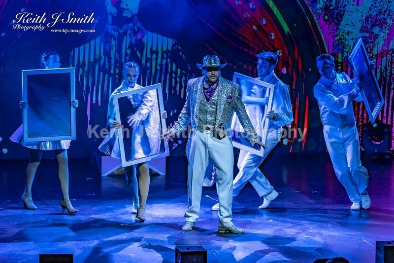 7KJS1297 - Ambition show team