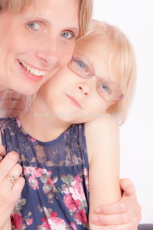 1SKJ6628 - Tina and Kayleigh.