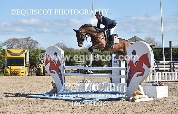 JAC_4604 - CLASS 11 SAT Andrew Hamilton Coach, RHS Foxhunter Championship Qualifier