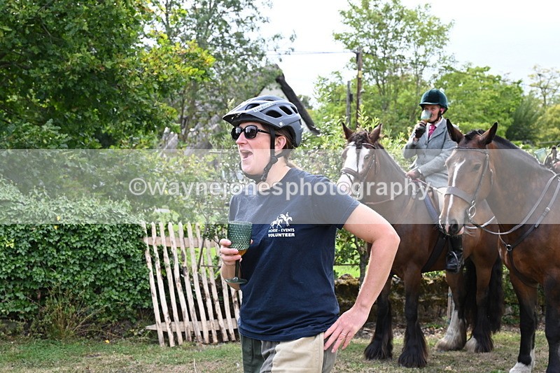 WJ6_3427 - Berks & Bucks - The Old farmhouse - Hound Exercise 20-08-25