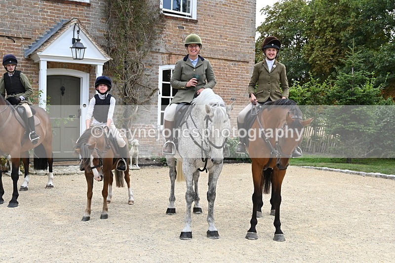 WJ6_3692 - Berks & Bucks - The Old farmhouse - Hound Exercise 20-08-25