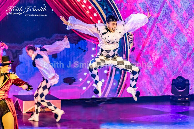 7KJS1249 - Ambition show team