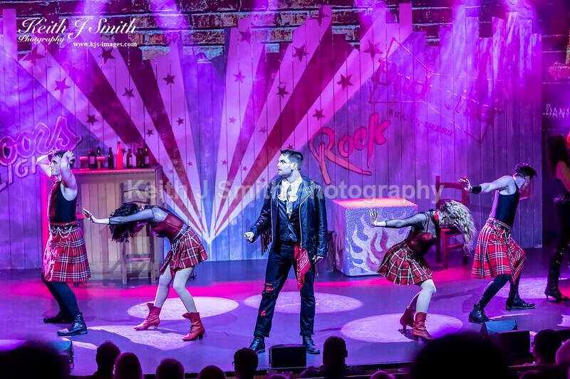 7KJS0073 - Ambition show team