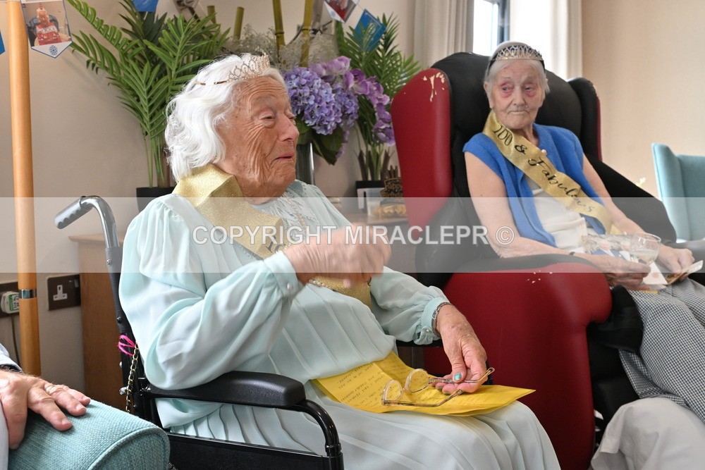 AM3_1130 - Iris and Betty.