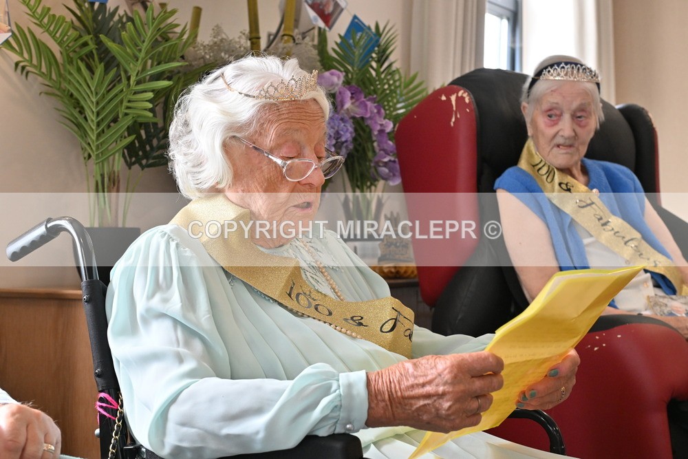 AM3_1086 - Iris and Betty.