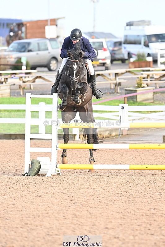 231209A-121647-01735 - Cls 12 Newcomers & 1.10m Open