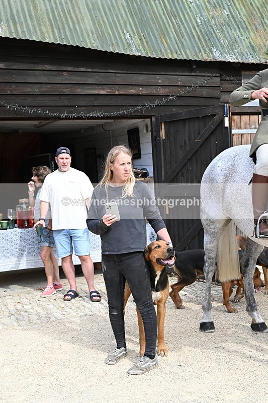 WJ6_3884 - Berks & Bucks - The Old farmhouse - Hound Exercise 20-08-25