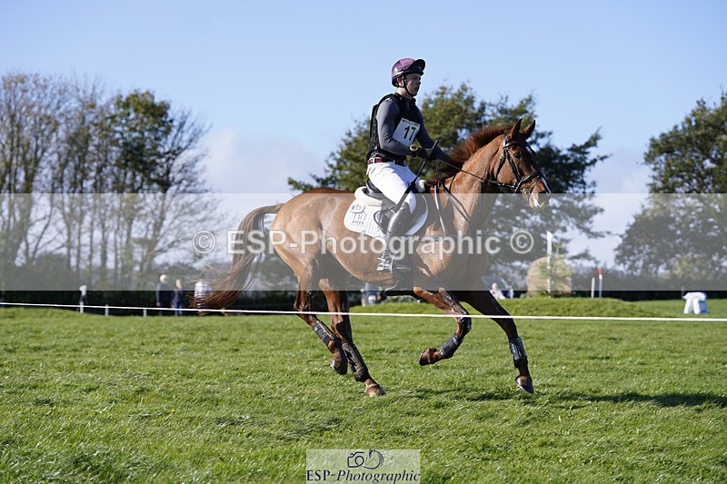 241025-112106-06236 - 017-Louis.Pern-CLASSICTOP.MISS.VIVIENNE