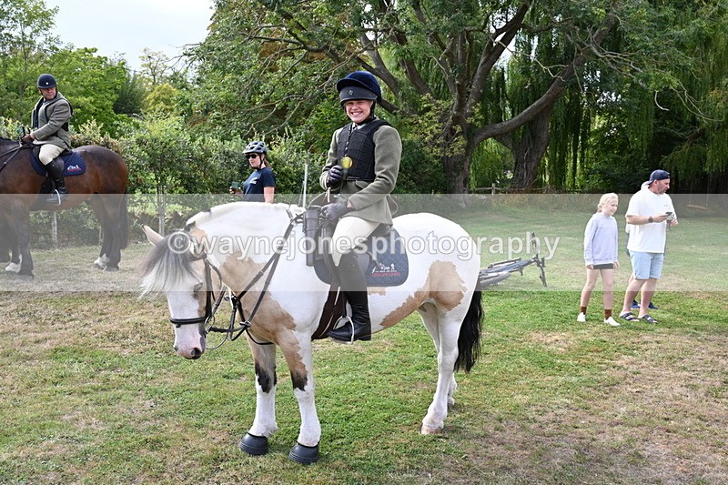 WJ6_3421 - Berks & Bucks - The Old farmhouse - Hound Exercise 20-08-25