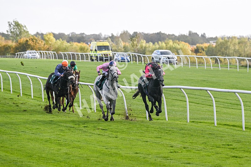 281025-Race 1-Control Room-0581 - Race 1