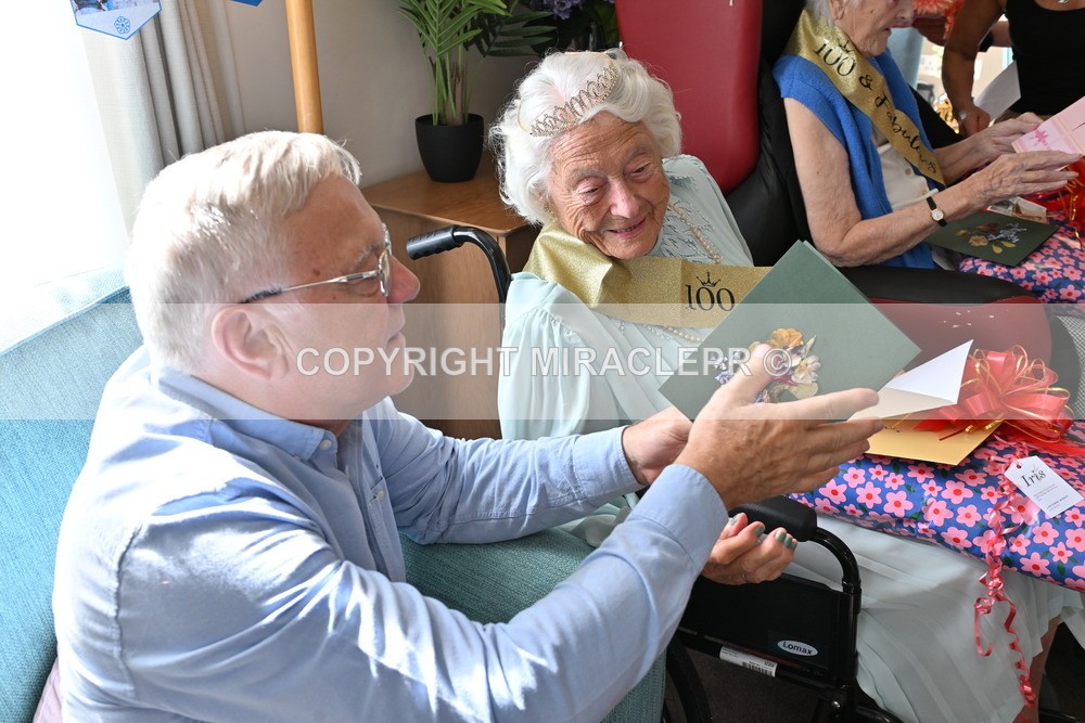 AM3_1371 - Iris and Betty.