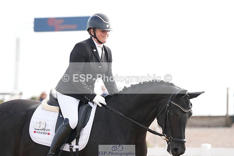 250906-102418-01485 - 003-Helen.JamesDecadent