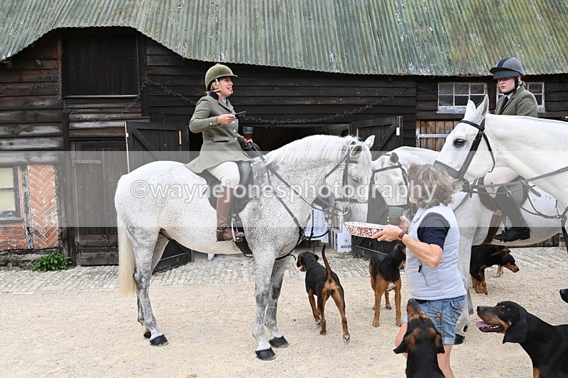 WJ6_3571 - Berks & Bucks - The Old farmhouse - Hound Exercise 20-08-25