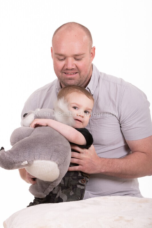 2KJS2769 - Jannie, Kristen & family. Studio