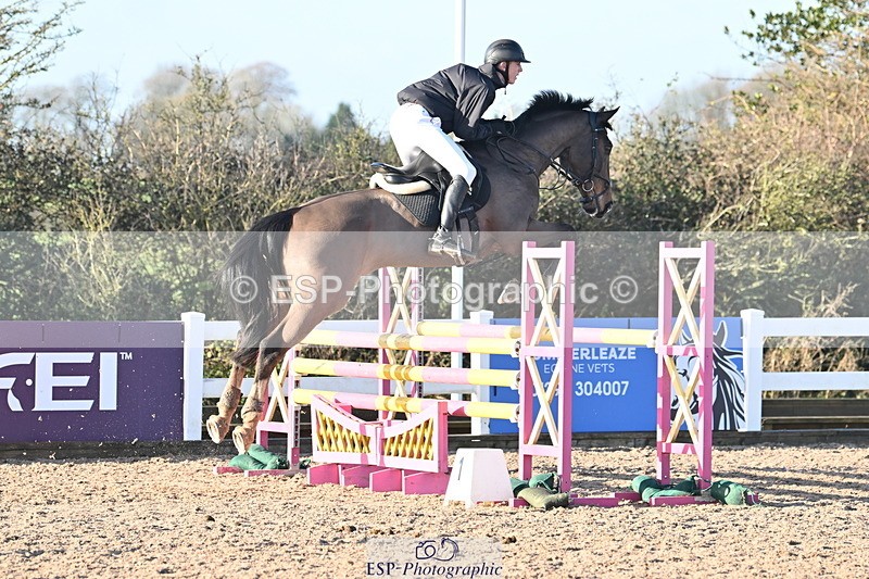 231210A-132022-02556 - Cls 20 Newcomers & 1.10m Open