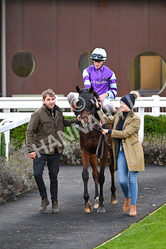 281025-Race 4-Evocative Spark-1554 - Race 4