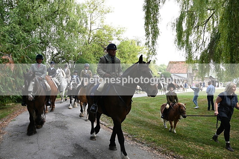 WJ6_4009 - Berks & Bucks - The Old farmhouse - Hound Exercise 20-08-25