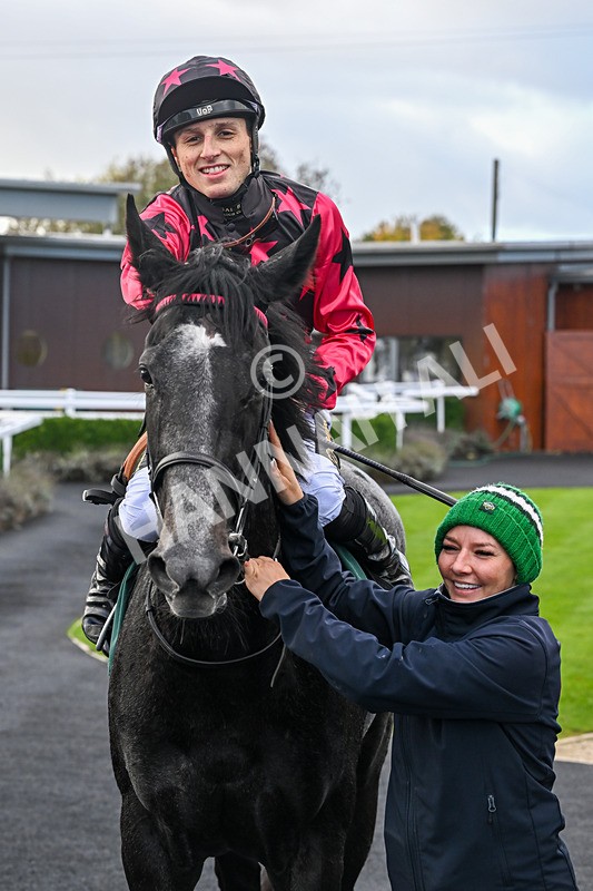 281025-Race 1-Control Room-0690 - Race 1