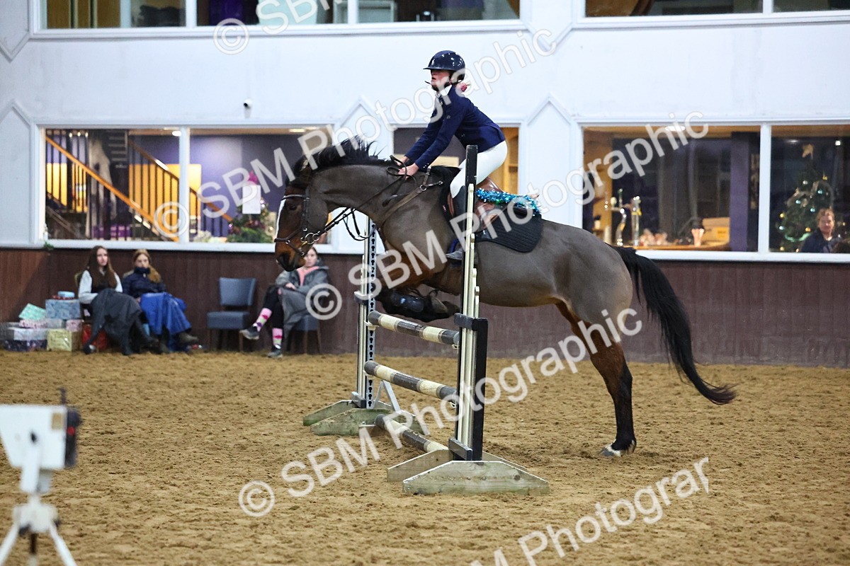 SBM_002816 - Class 6 - Holly & Ivy Stakes - 90cm