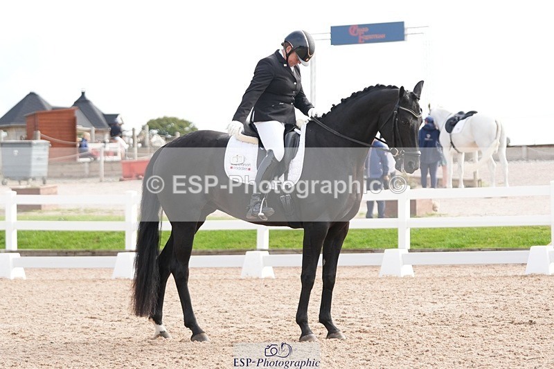 250906-102416-01484 - 003-Helen.JamesDecadent