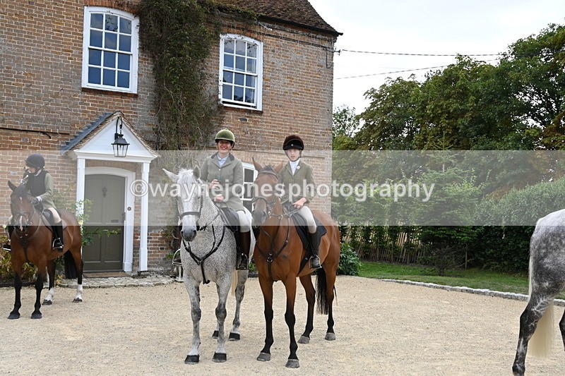 WJ6_3599 - Berks & Bucks - The Old farmhouse - Hound Exercise 20-08-25