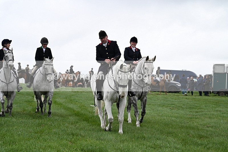 WJ7_8748 - Meet Staff & Hounds