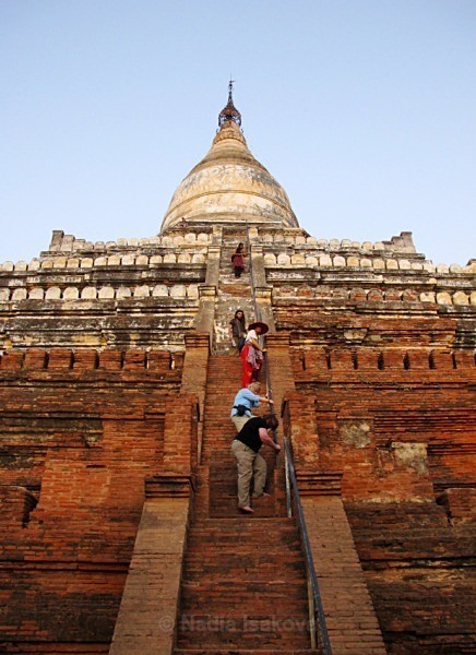 Burma 10 cc - The Burmese Adventure - monks, fishermen and more monks