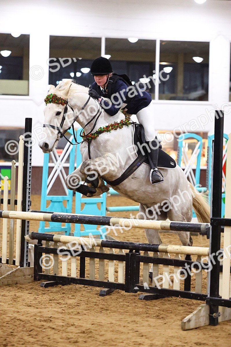 SBM_002882 - Class 6 - Holly & Ivy Stakes - 90cm