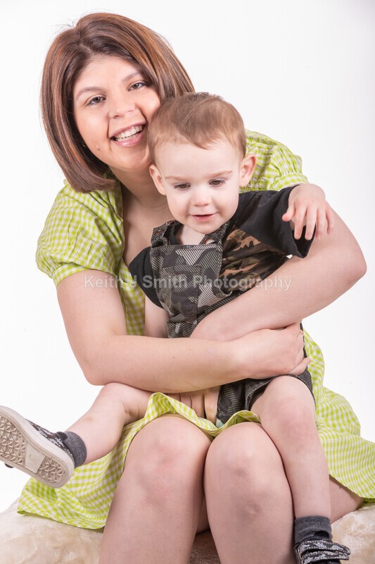 2KJS2753 - Jannie, Kristen & family. Studio