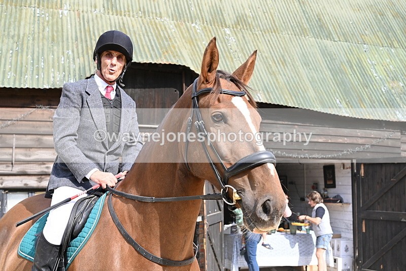 WJ6_3314 - Berks & Bucks - The Old farmhouse - Hound Exercise 20-08-25